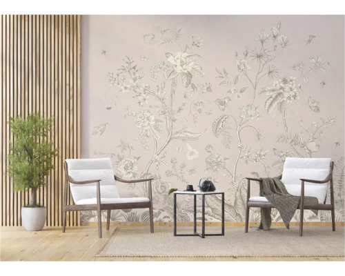 Scène d'intérieur décorative avec papier peint floral, fauteuils et table d'appoint