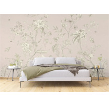 Chambre à coucher avec papier peint floral, lit et tables de chevet.