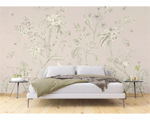 Chambre à coucher avec papier peint floral, lit et tables de chevet.