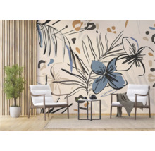 Salon avec papier peint à motifs floraux, deux chaises et une petite table