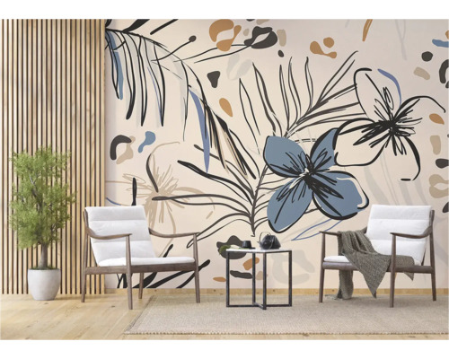 Salon avec papier peint à motifs floraux, deux chaises et une petite table