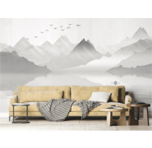 Wohnzimmer mit Fototapete mit Berglandschaft, Sofa und Beistelltischen