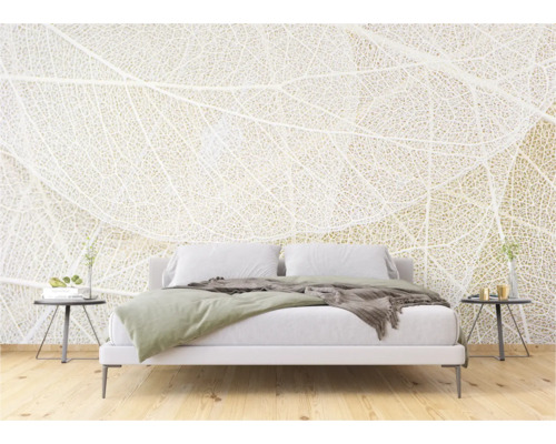 Chambre à coucher avec literie blanche et papier peint photo motif feuille