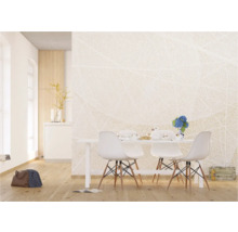 Pièce lumineuse avec table à manger, chaises et papier peint décoratif