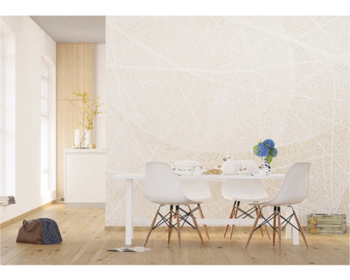Pièce lumineuse avec table à manger, chaises et papier peint décoratif