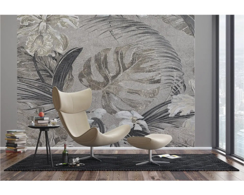Salon avec fauteuil, table d'appoint et papier peint photo à motifs végétaux