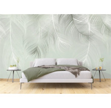 Chambre avec un lit et un papier peint à motifs de plumes