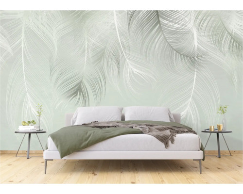 Chambre avec un lit et un papier peint à motifs de plumes