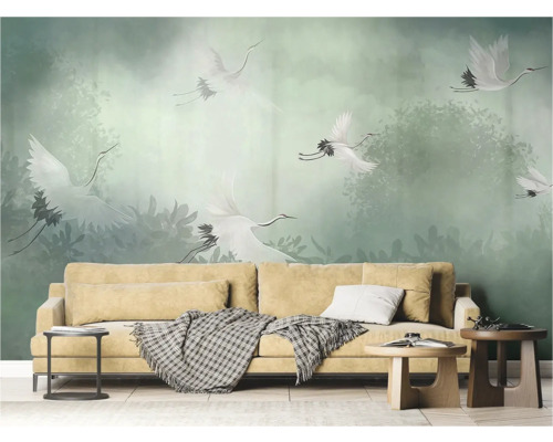 Salon avec canapé beige et papier peint à motifs de grues