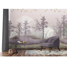 Pièce avec papier peint photo avec motif de forêt, fauteuil, table et tapis pour une atmosphère claire et organisée.
