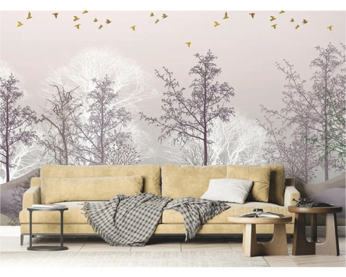 Papier peint photo avec motif de forêt, arbres et vol d'oiseaux au-dessus d'un canapé dans le salon