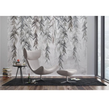 Mur décoratif avec un motif de feuilles derrière un fauteuil et une table d'appoint