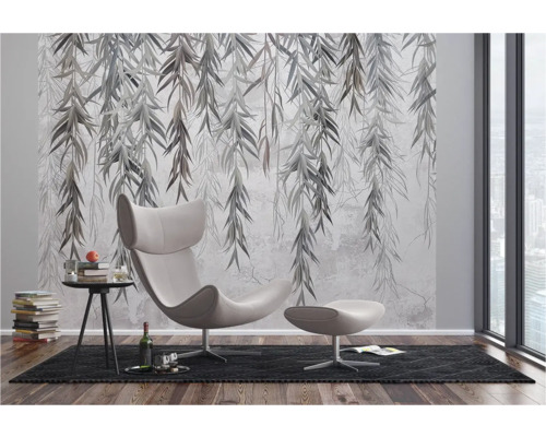 Mur décoratif avec un motif de feuilles derrière un fauteuil et une table d'appoint