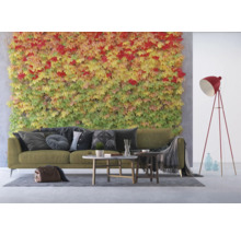 Wohnzimmer mit Sofa, Couchtischen, Stehlampe und Wandbegrünung.