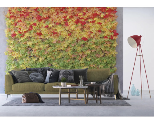 Wohnzimmer mit Sofa, Couchtischen, Stehlampe und Wandbegrünung.