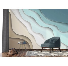 Salon avec fauteuil, table, tapis et papier peint décoratif à motif ondulé