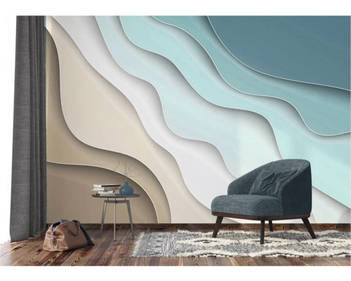 Salon avec fauteuil, table, tapis et papier peint décoratif à motif ondulé