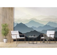 Salon avec papier peint panoramique de montagne, deux fauteuils et une petite table.
