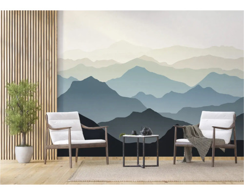 Salon avec papier peint panoramique de montagne, deux fauteuils et une petite table.