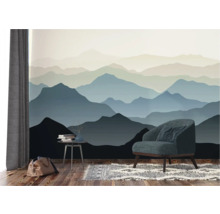 Salon avec papier peint montagne, fauteuil et table d'appoint
