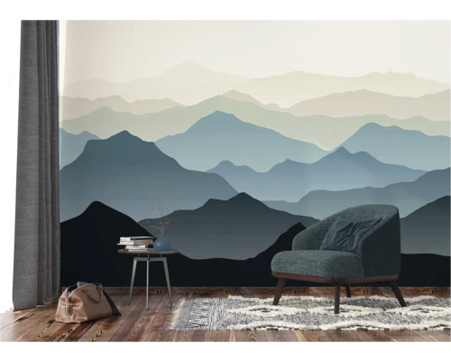 Salon avec papier peint montagne, fauteuil et table d'appoint