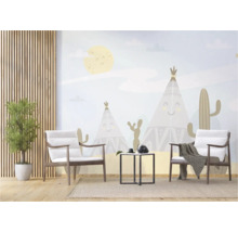 Chambre d'enfant avec fresque murale, deux fauteuils, plante et tapis pour une ambiance chaleureuse