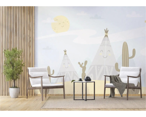Chambre d'enfant avec fresque murale, deux fauteuils, plante et tapis pour une ambiance chaleureuse