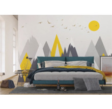 Chambre avec lit et décoration murale avec motif de montagne et vol d'oiseaux