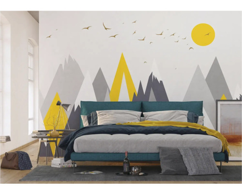 Chambre avec lit et décoration murale avec motif de montagne et vol d'oiseaux