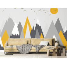 Salon avec canapé devant un papier peint avec des motifs de montagne et des motifs d'oiseaux