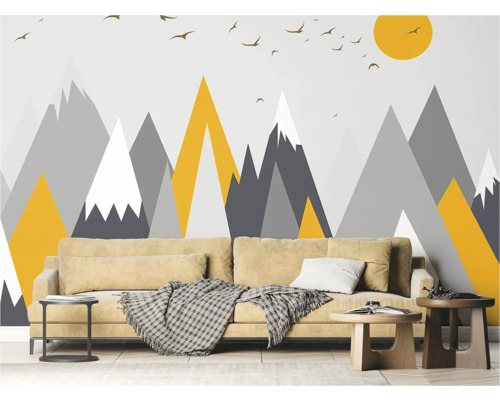 Salon avec canapé devant un papier peint avec des motifs de montagne et des motifs d'oiseaux