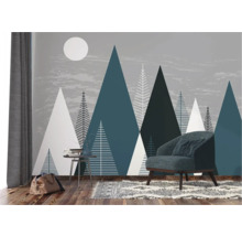 Szene mit einem Sessel, einem Tisch und einer Tapete mit Bergmotiv für eine helle Raumatmosphäre.
