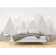 Chambre avec papier peint motif montagne, lit et tables de chevet