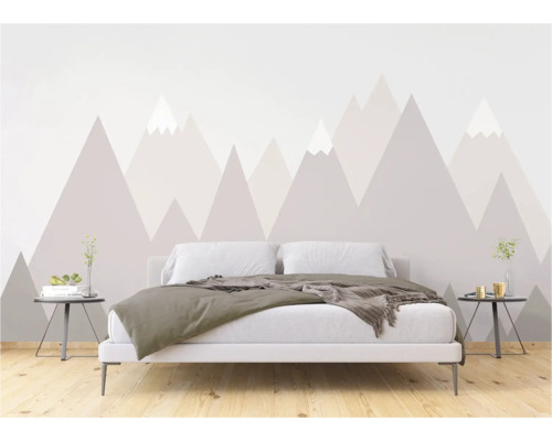Chambre avec papier peint motif montagne, lit et tables de chevet