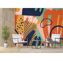 Salon avec papier peint abstrait, deux fauteuils et plante d'intérieur