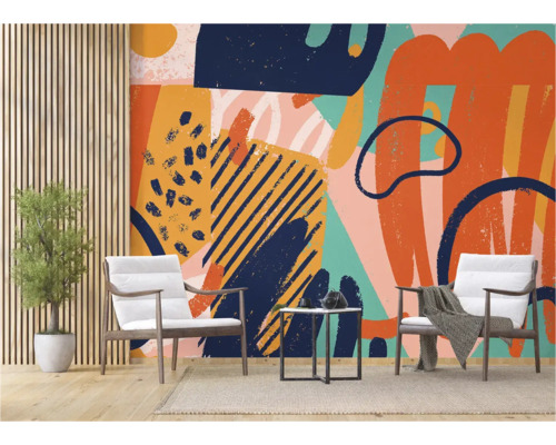 Salon avec papier peint abstrait, deux fauteuils et plante d'intérieur