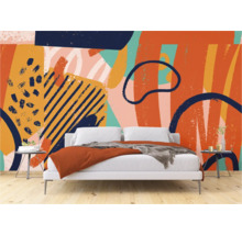 Chambre avec papier peint à motifs abstraits et lit