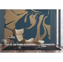 Idée d'aménagement intérieur avec fauteuil, table d'appoint et papier peint à motifs pour une ambiance de vie élégante.