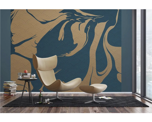 Idée d'aménagement intérieur avec fauteuil, table d'appoint et papier peint à motifs pour une ambiance de vie élégante.
