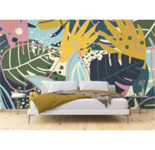 Chambre avec papier peint à motifs floraux abstraits et lit double