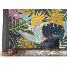 Salon avec papier peint à motifs, fauteuil et table d'appoint