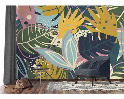 Salon avec papier peint à motifs, fauteuil et table d'appoint