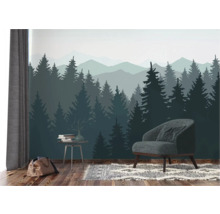 Salon avec papier peint forêt, fauteuil, tapis et table d'appoint