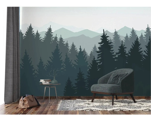 Salon avec papier peint forêt, fauteuil, tapis et table d'appoint