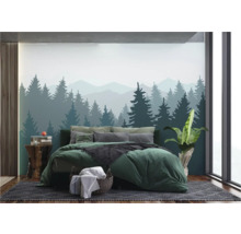 Chambre avec papier peint forêt, lit et table de chevet