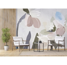 Intérieur avec papier peint photo à motif floral, deux fauteuils, table d'appoint et plante en pot