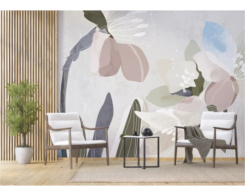 Intérieur avec papier peint photo à motif floral, deux fauteuils, table d'appoint et plante en pot