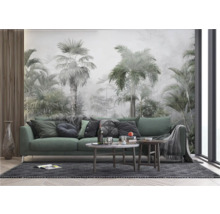 Salon avec canapé, tables basses et papier peint mural sur le thème de la jungle