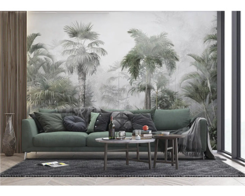 Salon avec canapé, tables basses et papier peint mural sur le thème de la jungle