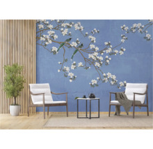 Salon avec papier peint photo avec fleurs et oiseaux, fauteuils et décoration